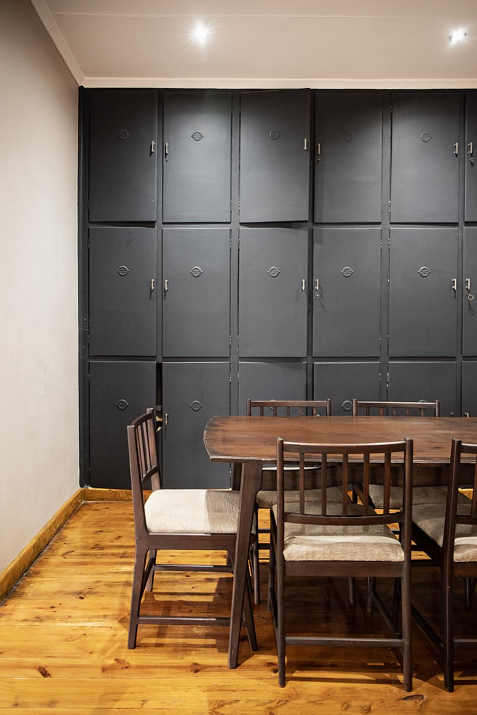 Spacious dining and meeting space for collaboration and breaks